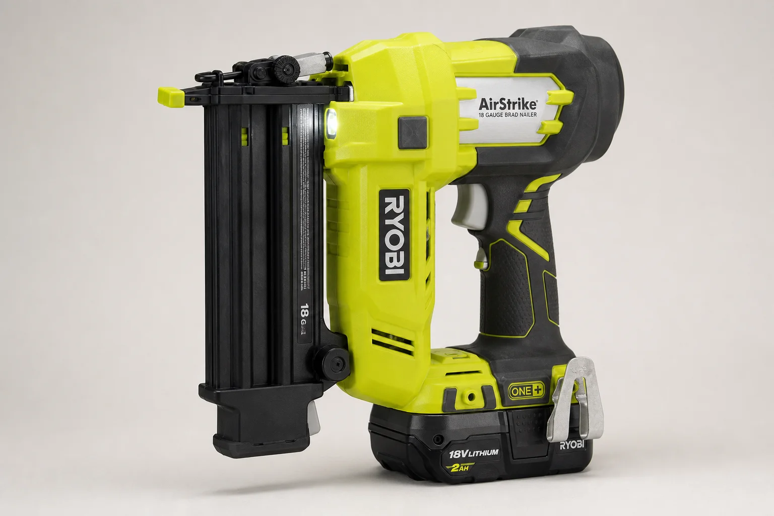 Herramientas inalámbricas Ryobi 18V One+ dispuestas sobre una superficie de concreto