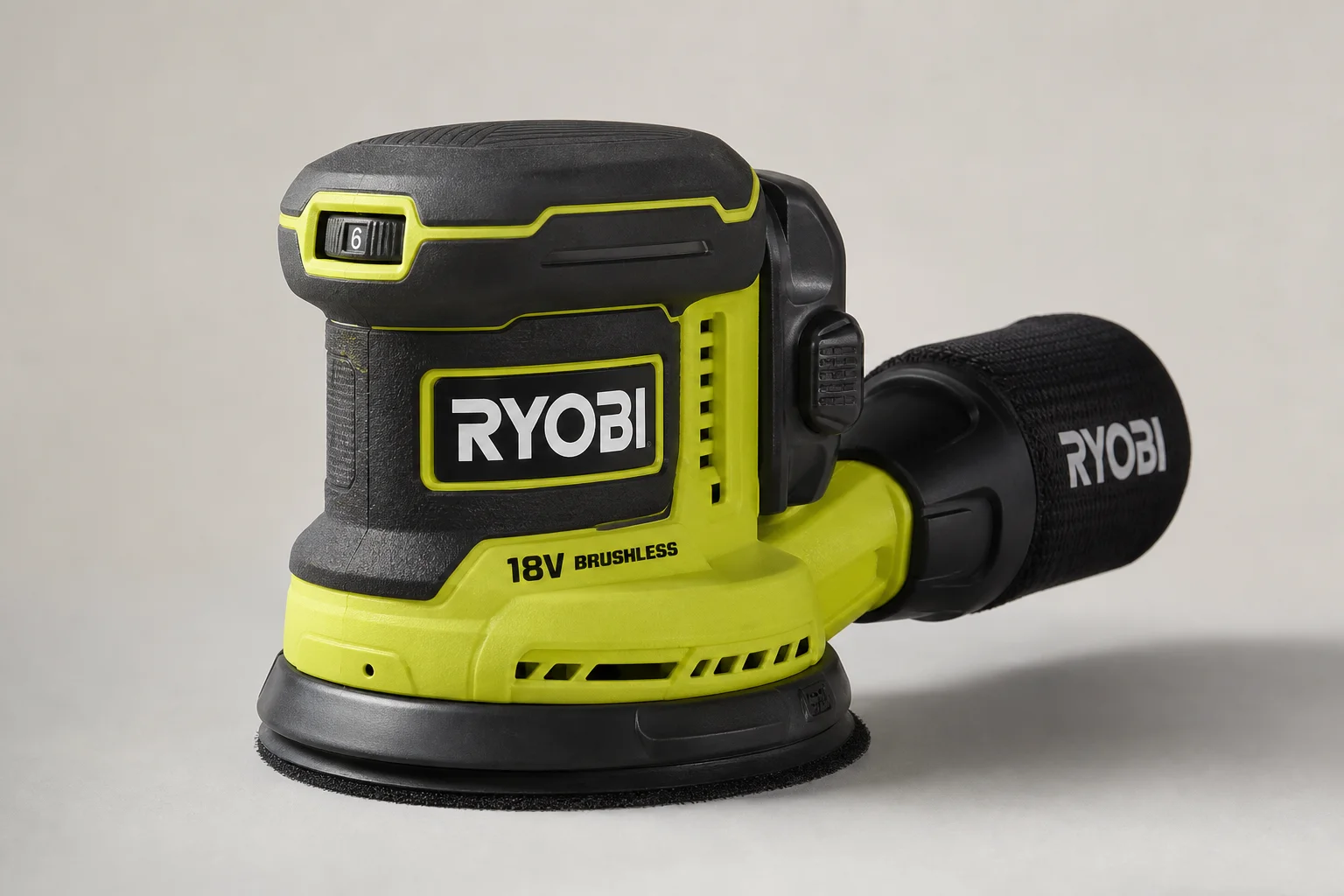 Herramientas inalámbricas Ryobi 18V One+ dispuestas sobre una superficie de hormigón