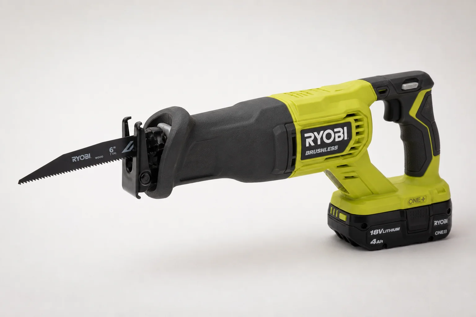 Herramientas inalámbricas Ryobi 18V One+ dispuestas sobre una superficie de hormigón