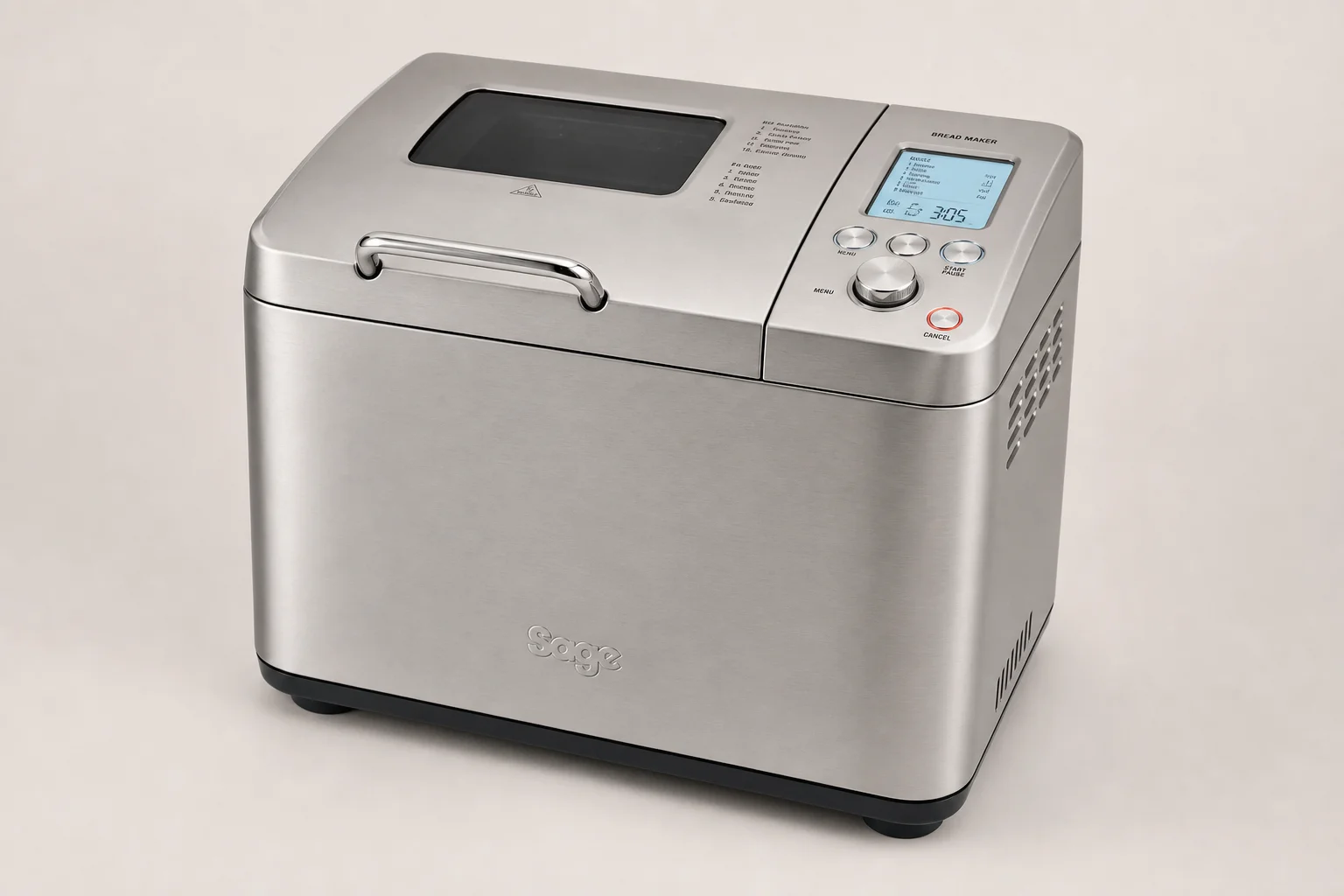 Fünf Brotbackautomaten in verschiedenen Größen und Ausführungen auf einer Holzoberfläche angeordnet