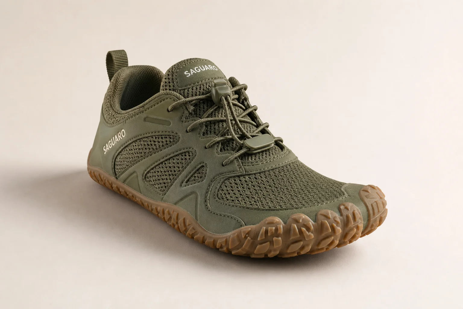 Sette modelli di scarpe barefoot disposti su una superficie in cemento