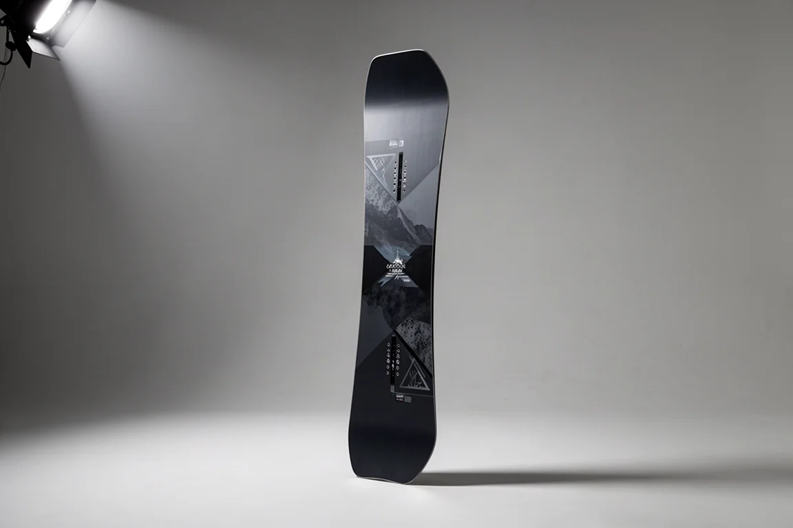 Snowboard direcional Salomon Dancehaul Pro em pé sobre um fundo cinza