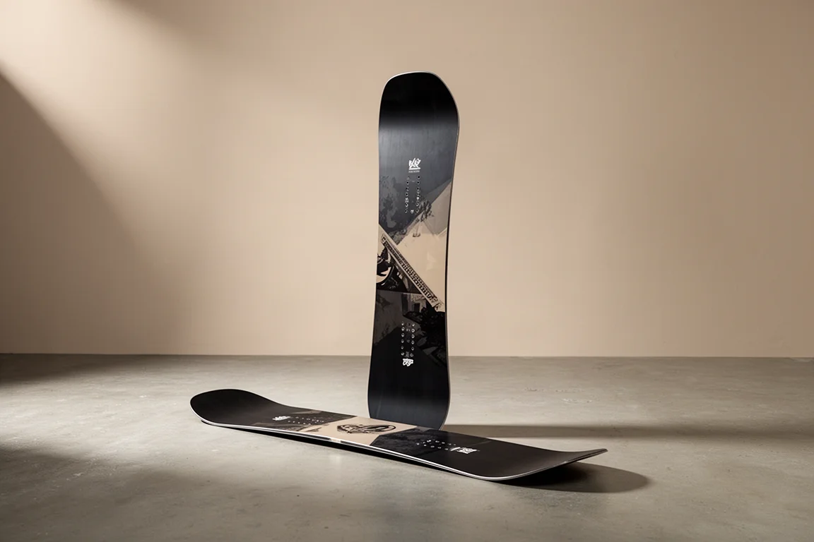 Deska snowboardowa Salomon Huck Knife stojąca na matowej betonowej podłodze