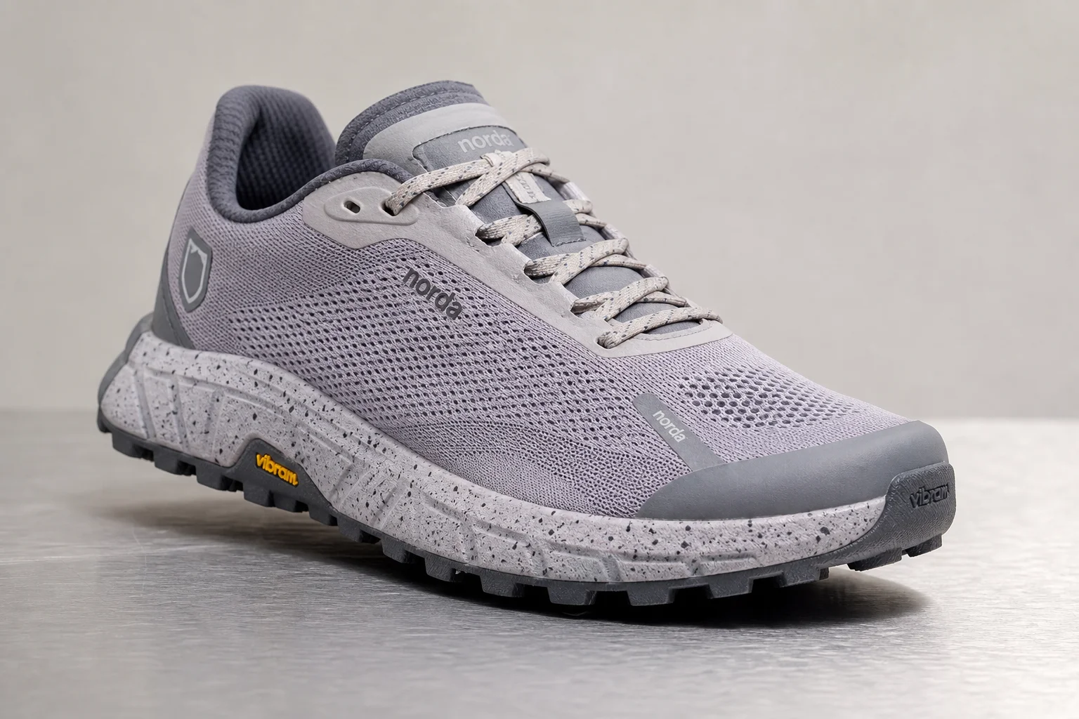Fünf Trailrunning-Schuhe für Damen, die in einer absteigenden Treppenformation auf Beton angeordnet sind