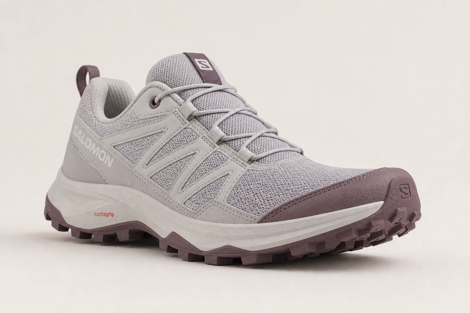 Fünf Trailrunning-Schuhe für Damen, die treppenartig auf Beton angeordnet sind