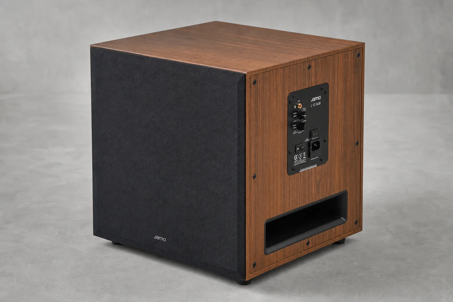 Subwoofer de madera con puerto réflex de graves visible en el panel trasero