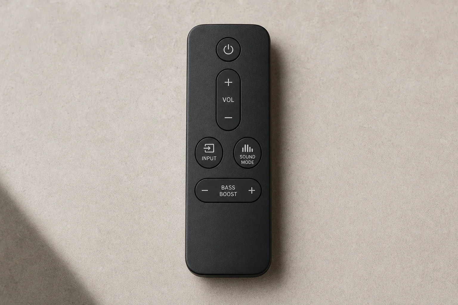 Control remoto con los botones de modo de sonido y refuerzo de graves resaltados
