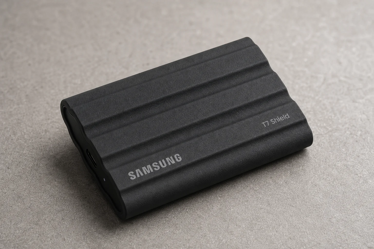 Mac-dator med extern SSD och hårddisk på ett skrivbord