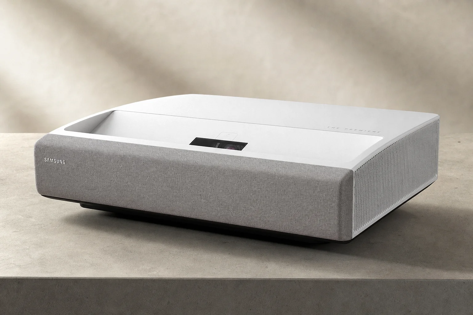 Cinque proiettori per home theater disposti per dimensione su una superficie in cemento
