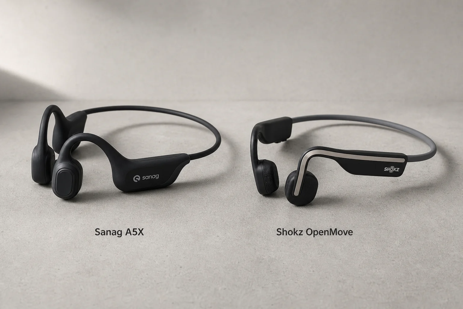 Cuffie a conduzione ossea Sanag A5X e Shokz OpenMove su una superficie in cemento