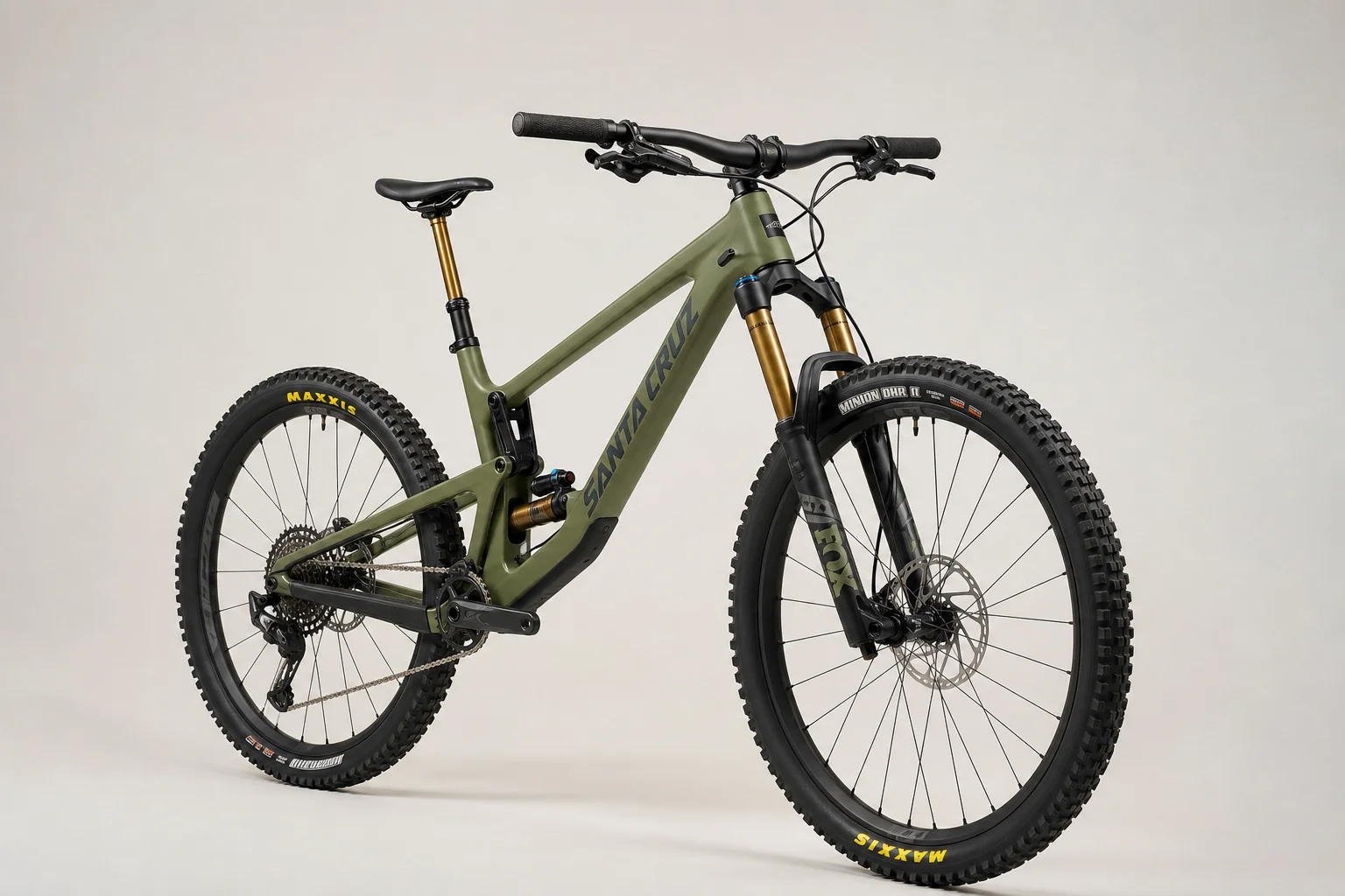Quattro mountain bike trail e hardtail disposte su uno sfondo neutro