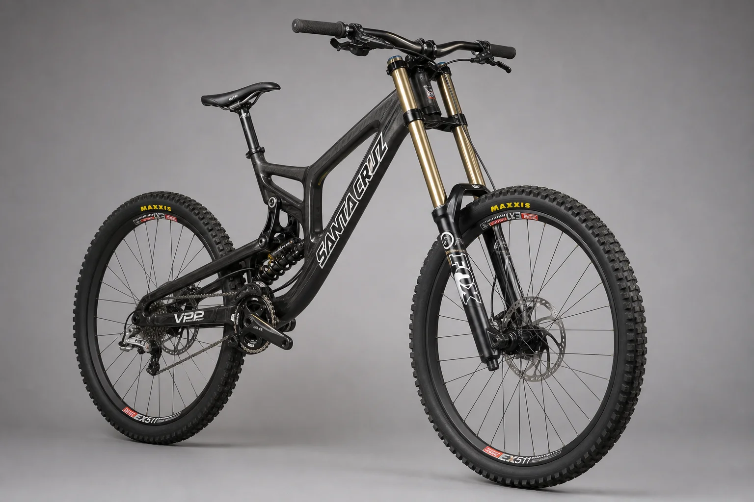 Ein 2012er Santa Cruz V10 Gen 4 und ein modernes Gen 8 Downhill-Bike stehen nebeneinander auf Beton