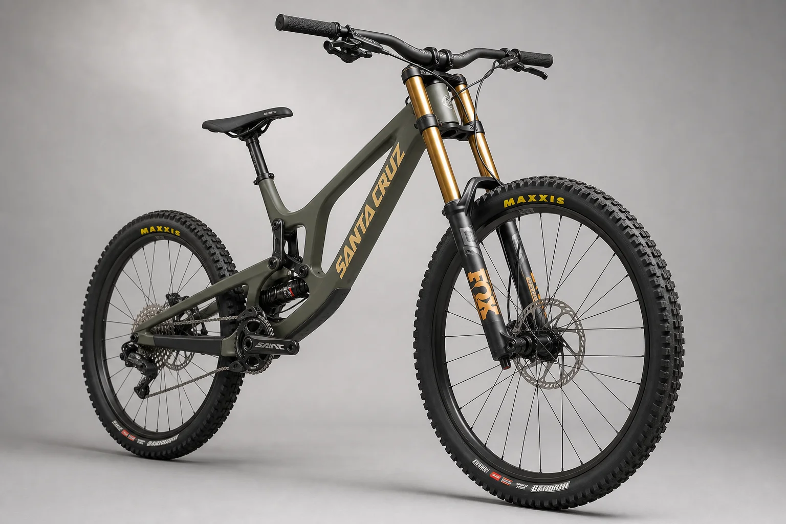 Ein 2012er Santa Cruz V10 Gen 4 und ein modernes Gen 8 Downhill-Bike nebeneinander auf Beton