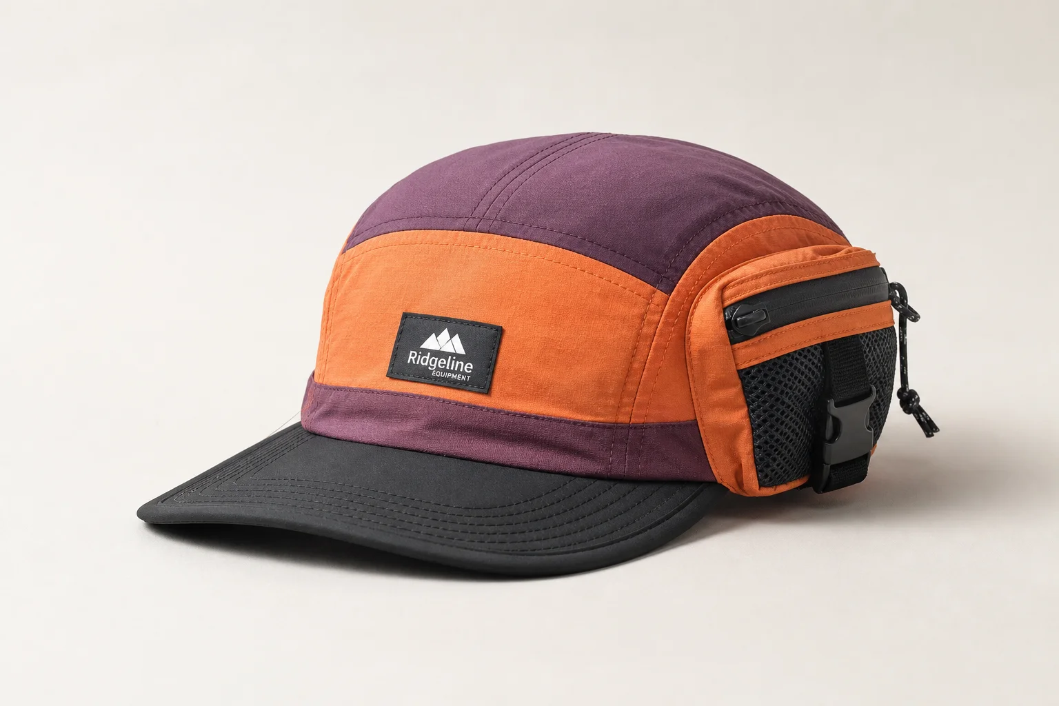 Collezione di nove cappellini da running in vari stili e colori su sfondo neutro