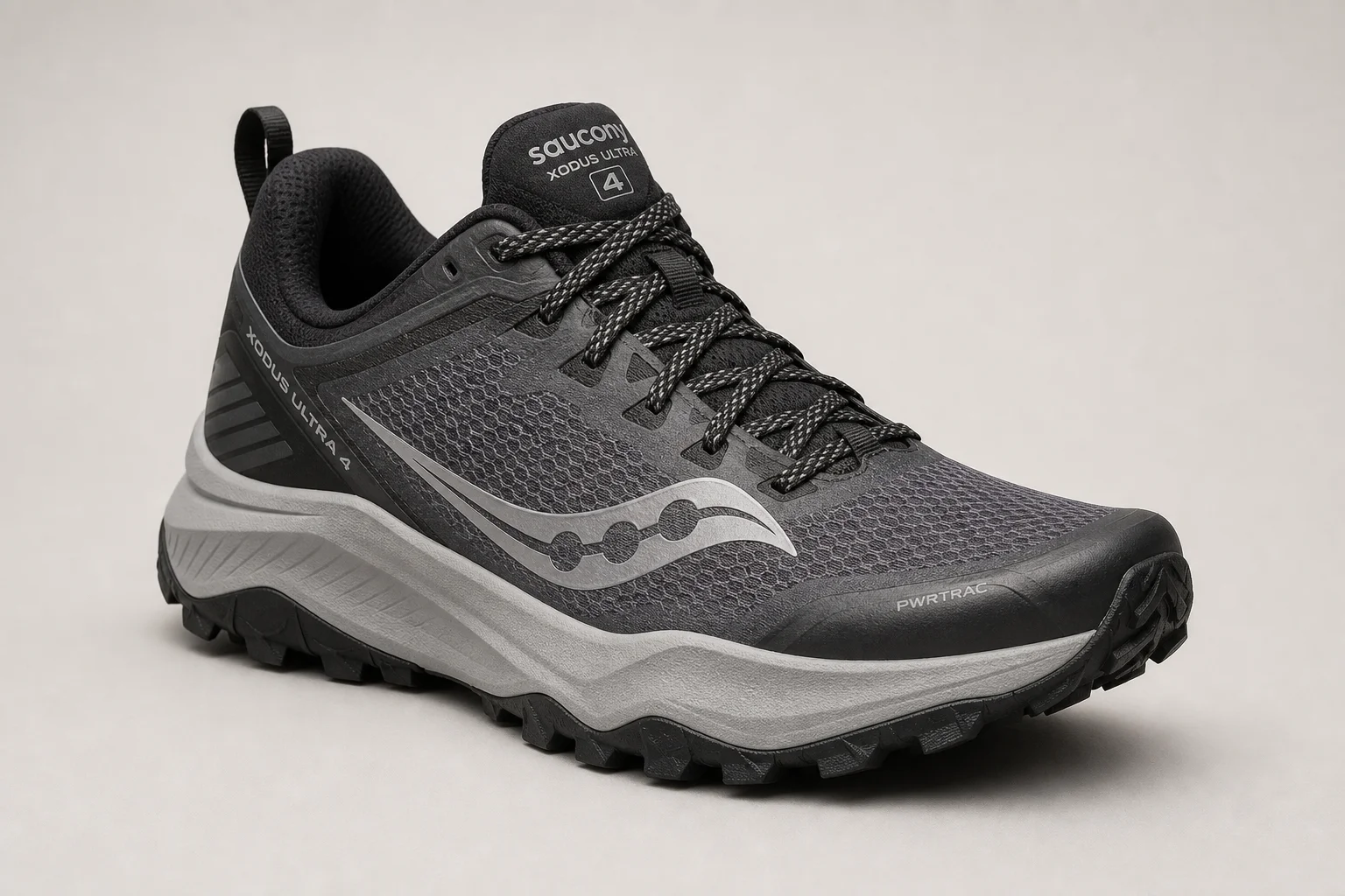 Tre scarpe da trail running disposte sul cemento: La Sportiva Prodigio Pro, Saucony Xodus Ultra 4 e ASICS Gel-Trabuco 13