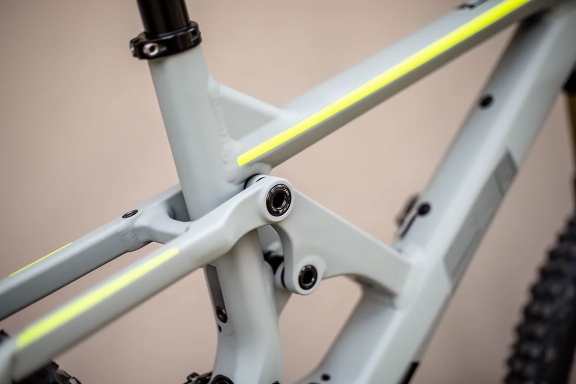 Nahaufnahme einer grauen Mountainbike-Rahmenverbindung mit fluoreszierend gelber Akzentlinie