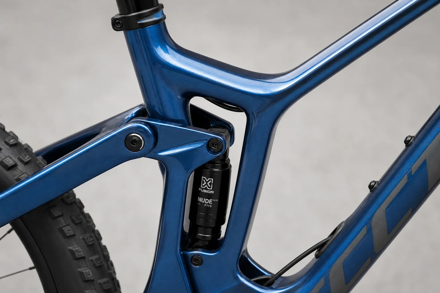 Scott Spark 970 內置避震器與內走線設計特寫