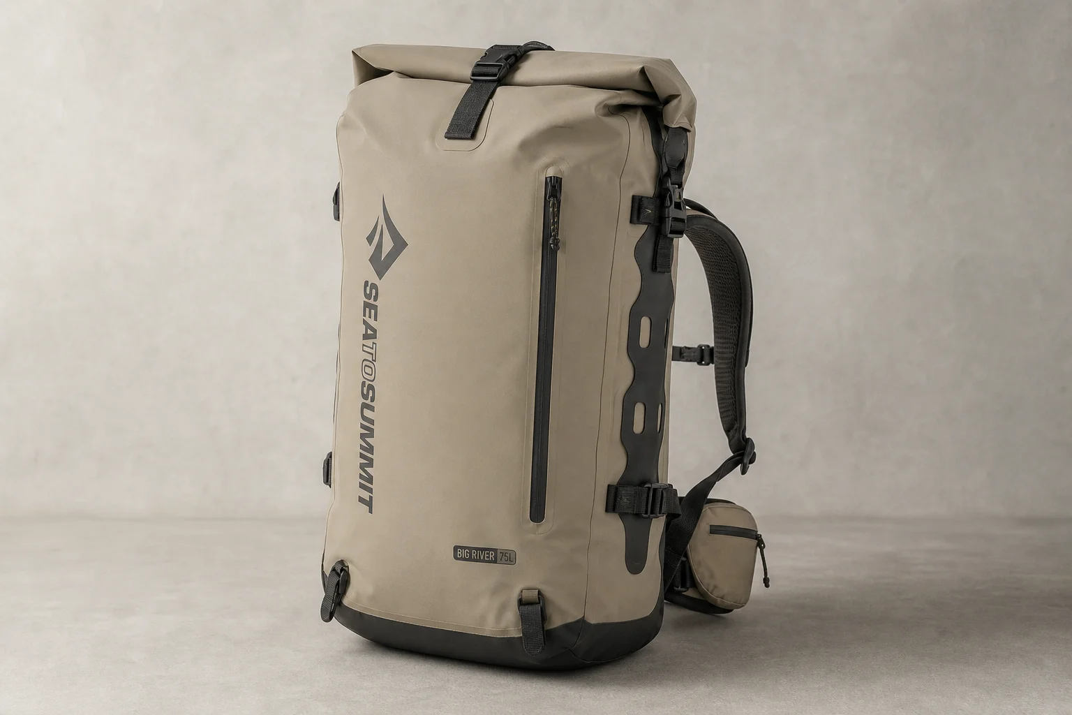 Sea to Summit Big River Dry Backpack 75L på en neutral yta som visar rullstängning och bärsystem