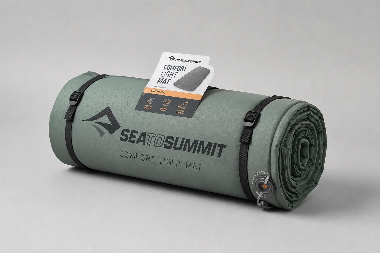 Tre materassini Sea to Summit arrotolati di diverse dimensioni su una superficie in cemento