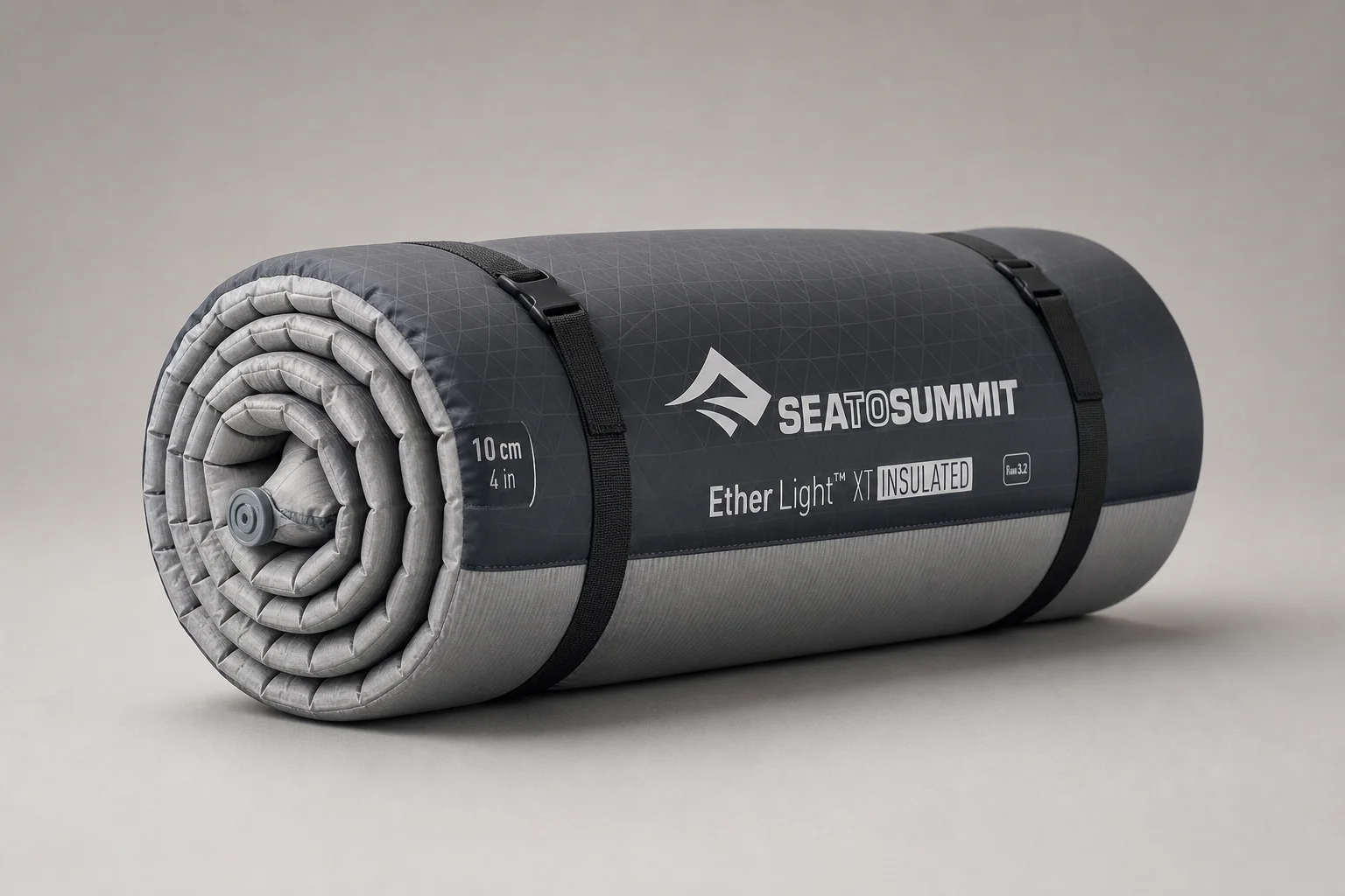 Tre materassini Sea to Summit arrotolati di diverse dimensioni su una superficie in cemento