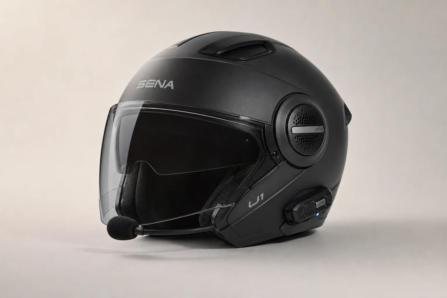 Casco con comunicazione Sena U1 in nero opaco con visiera su sfondo neutro