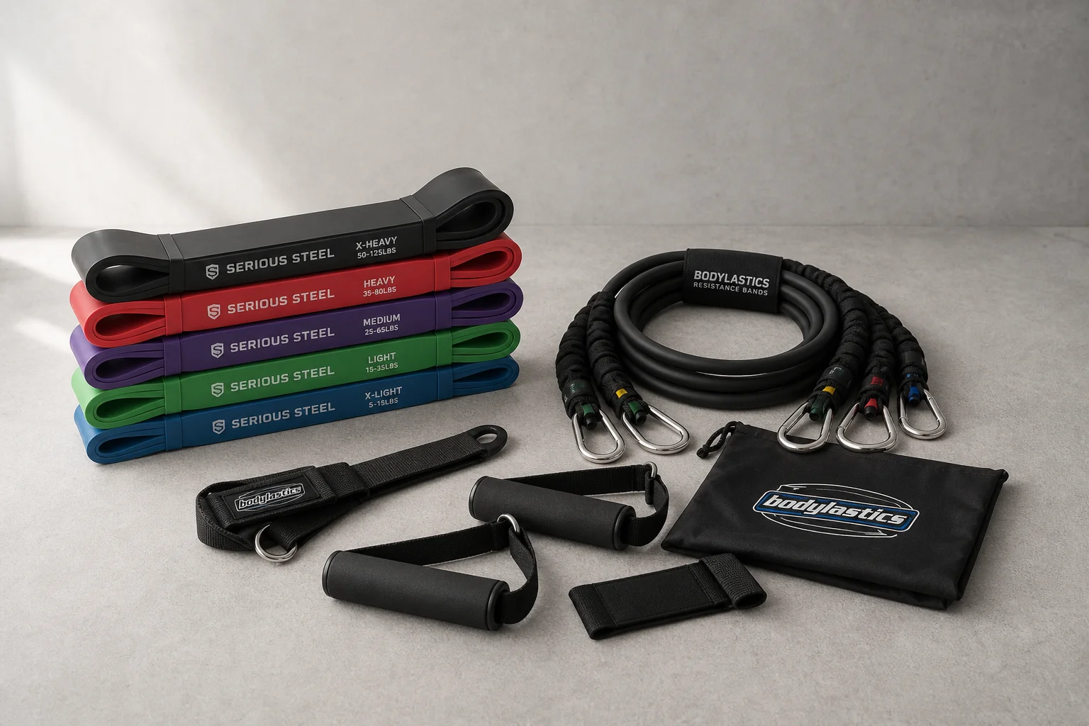 Bande elastiche a circuito Serious Steel e bande tubolari Bodylastics con accessori su una superficie in cemento