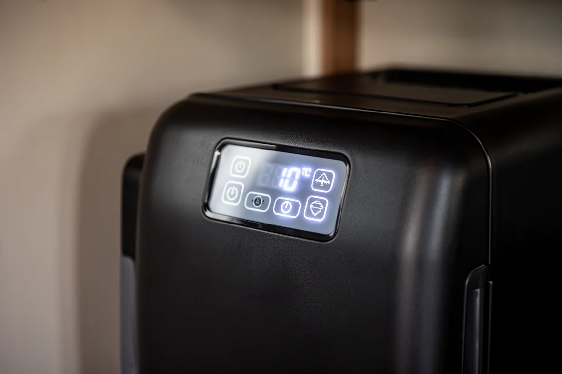 Pannello di controllo digitale che mostra le impostazioni della temperatura in una cabina buia