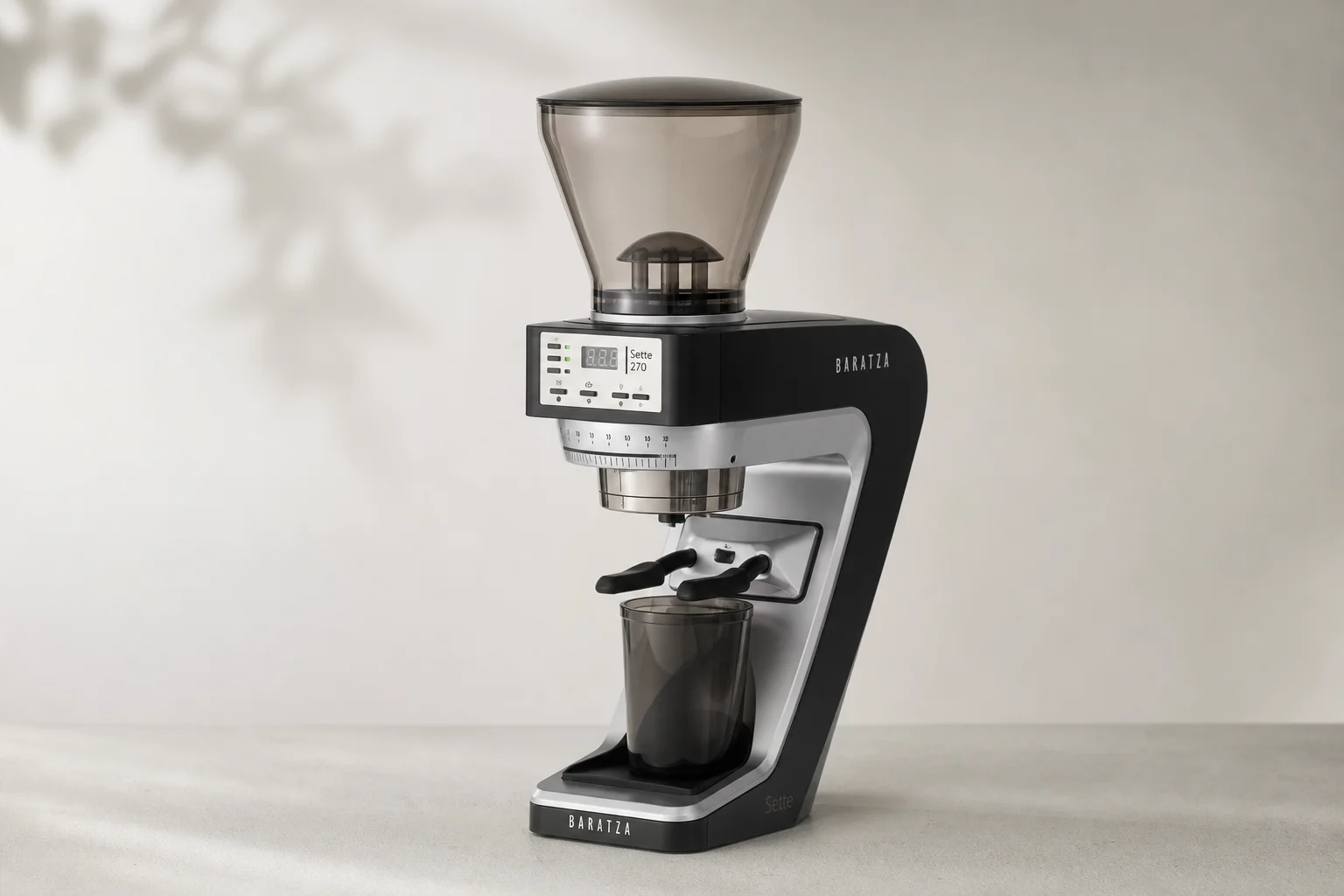 Collezione di 14 moderni prodotti per il caffè su sfondo neutro