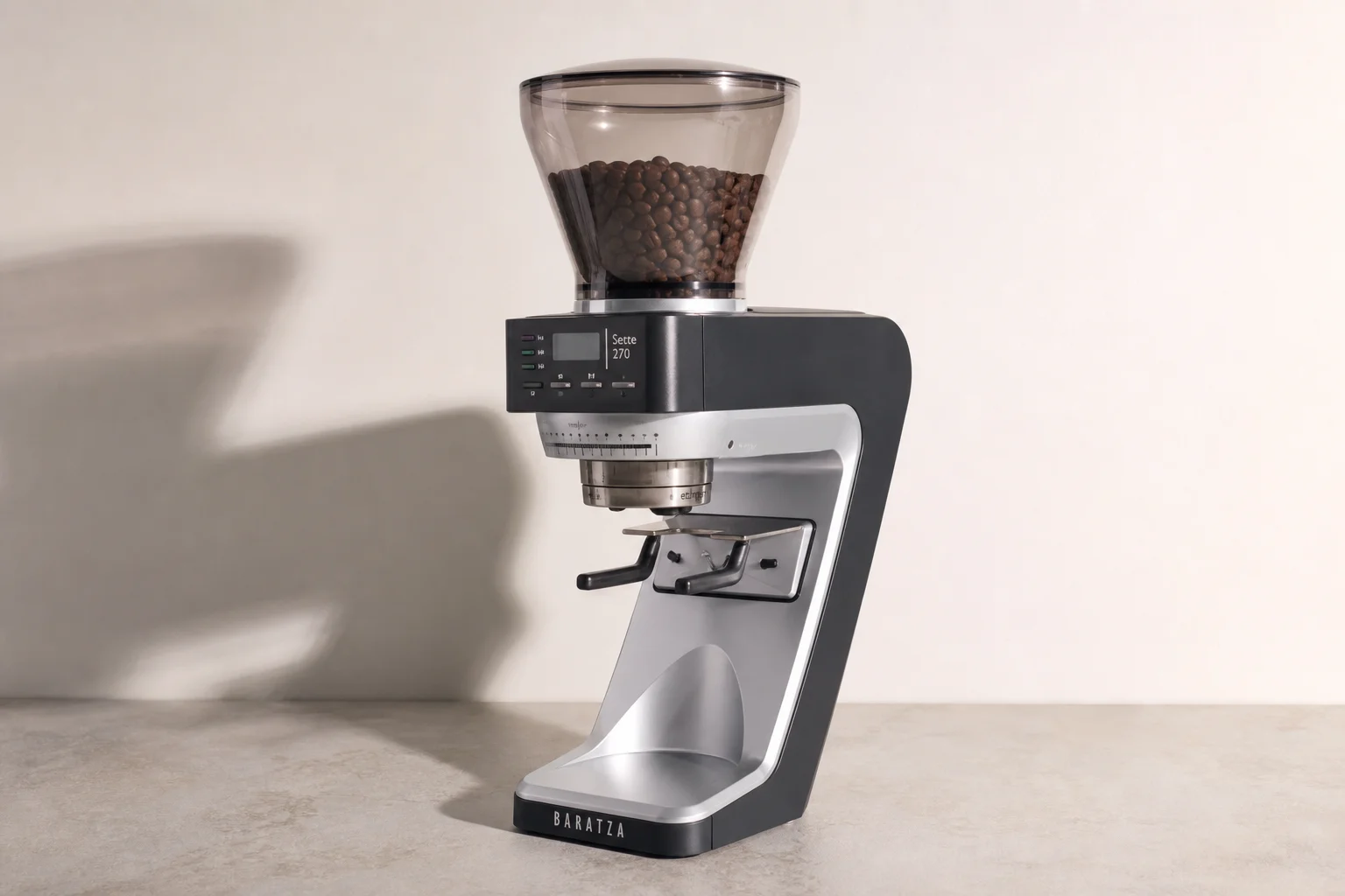 Collezione di 14 moderni prodotti per il caffè su uno sfondo neutro
