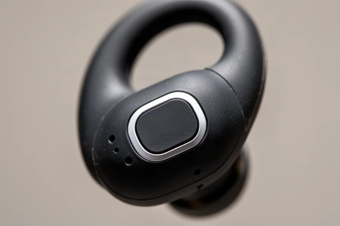 Dettaglio del pannello touch sull'uncino di un auricolare