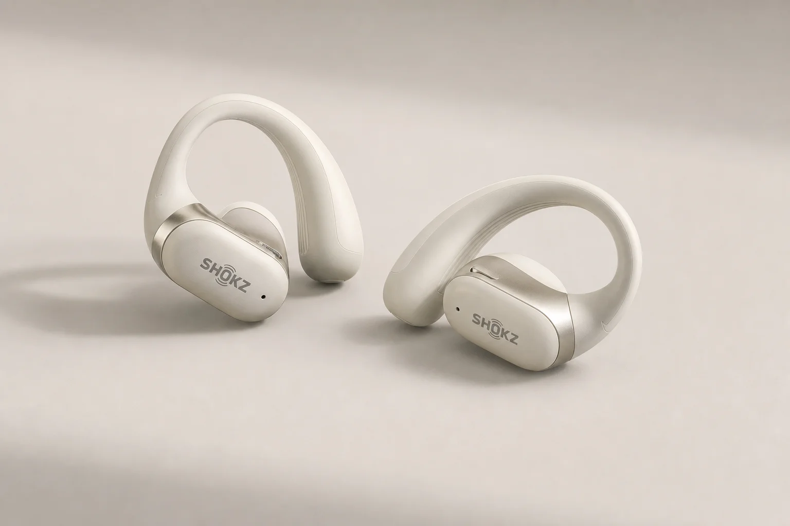 Collection de 12 écouteurs true wireless disposés sur une surface en béton