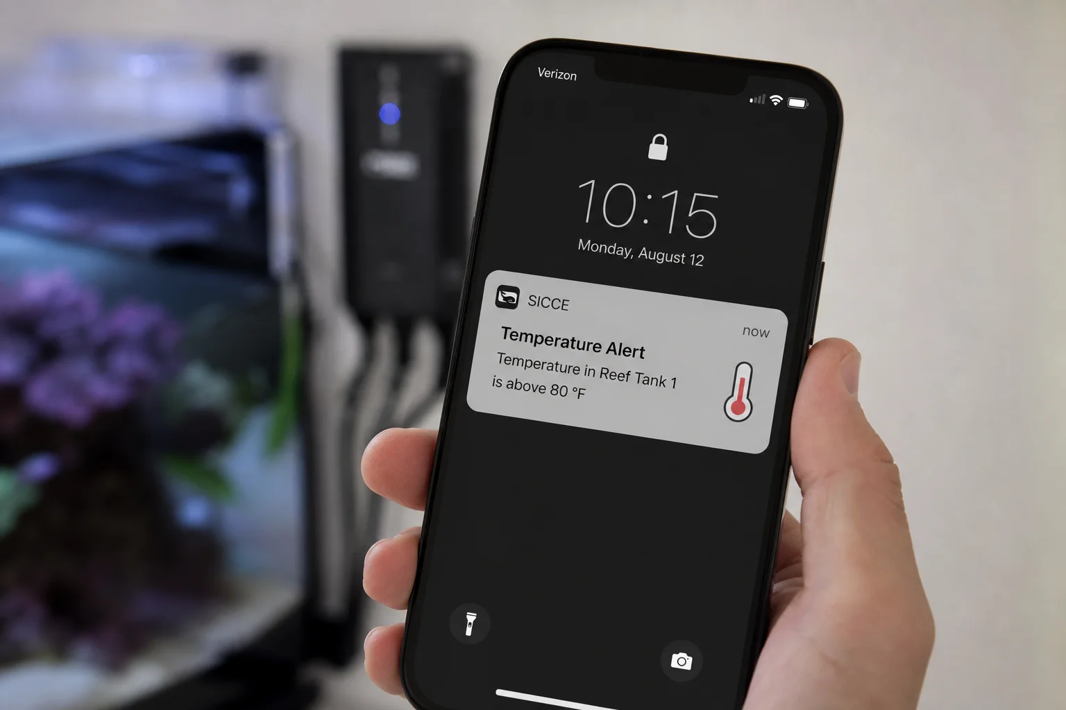 Pantalla del controlador de acuario mostrando una notificación de alarma de temperatura del sensor de la bomba