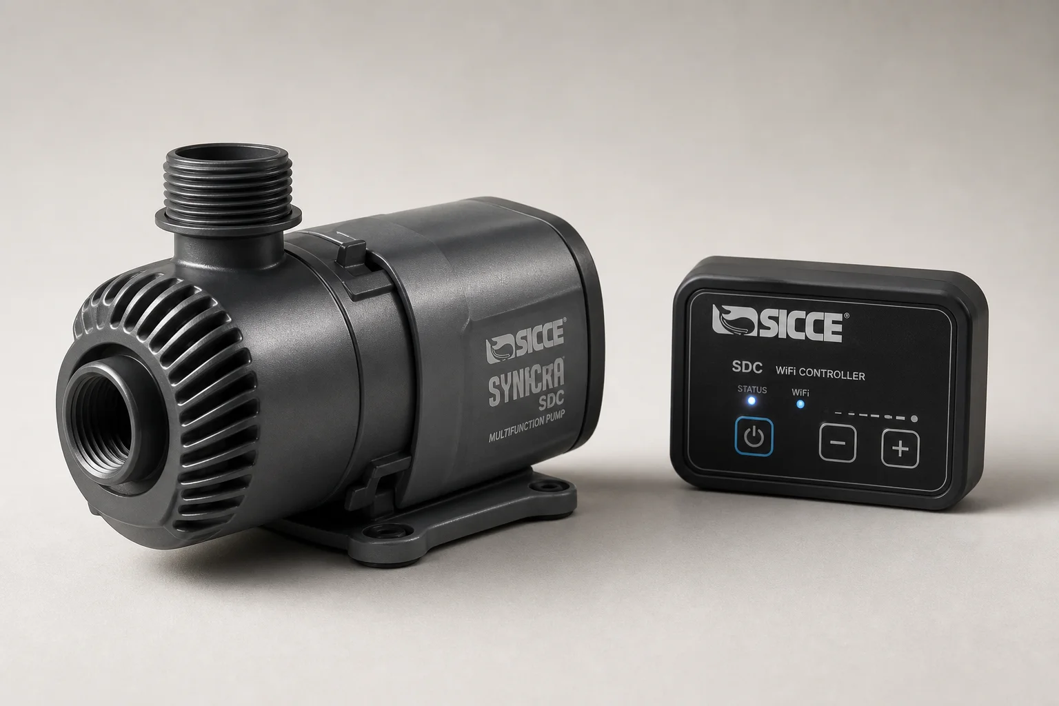 Pompa di risalita Sicce Syncra SDC con controller e supporto magnetico su sfondo neutro