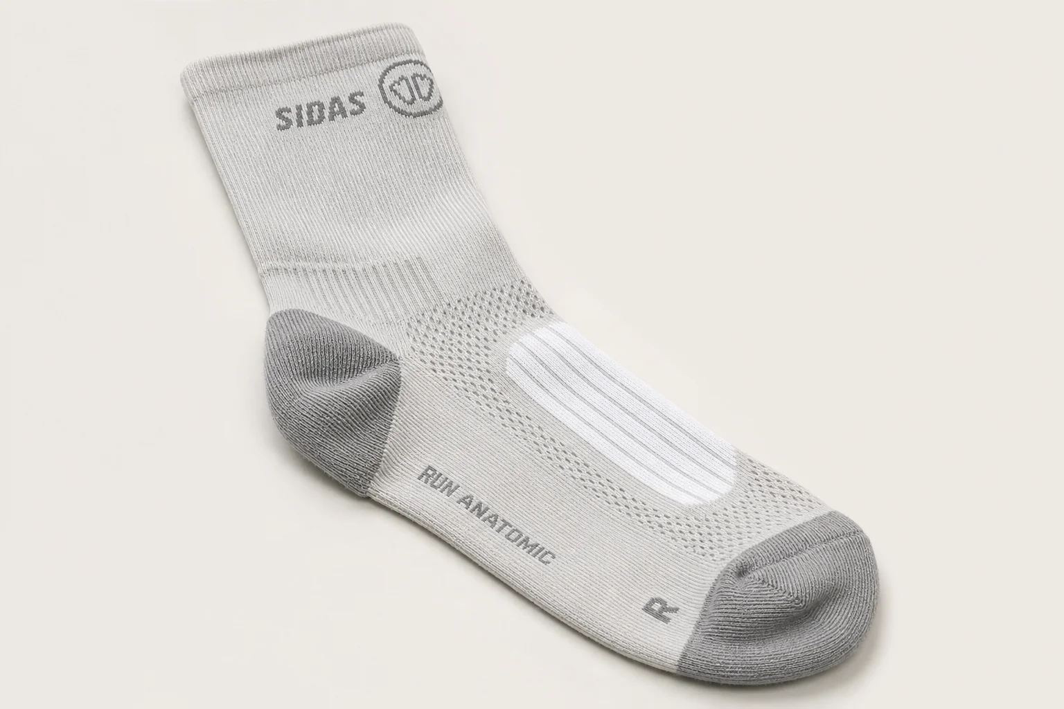 Collezione di calze da running in vari colori e stili disposte su una superficie in cemento