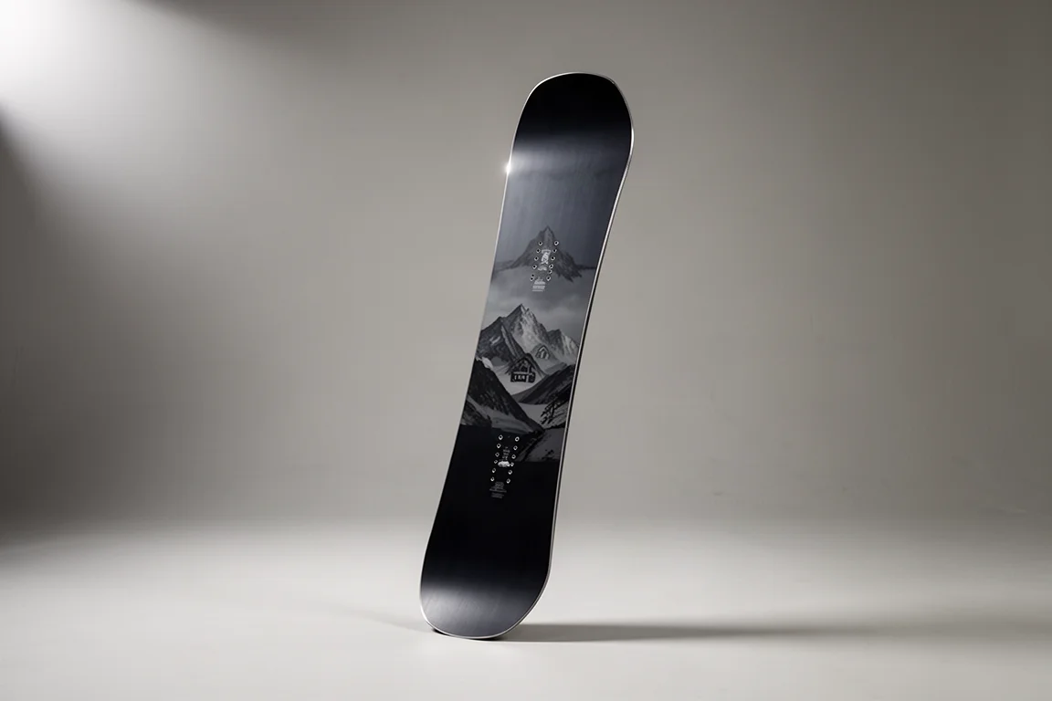 Signal Tail Gunner directioneel snowboard rechtopstaand tegen een grijze achtergrond