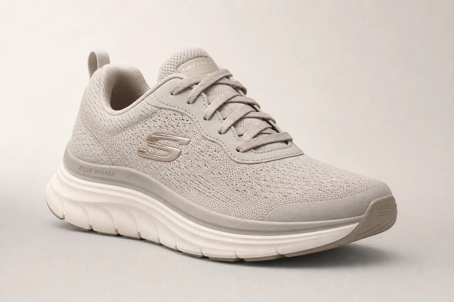 Tres zapatillas de correr y caminar exhibidas sobre una superficie de concreto