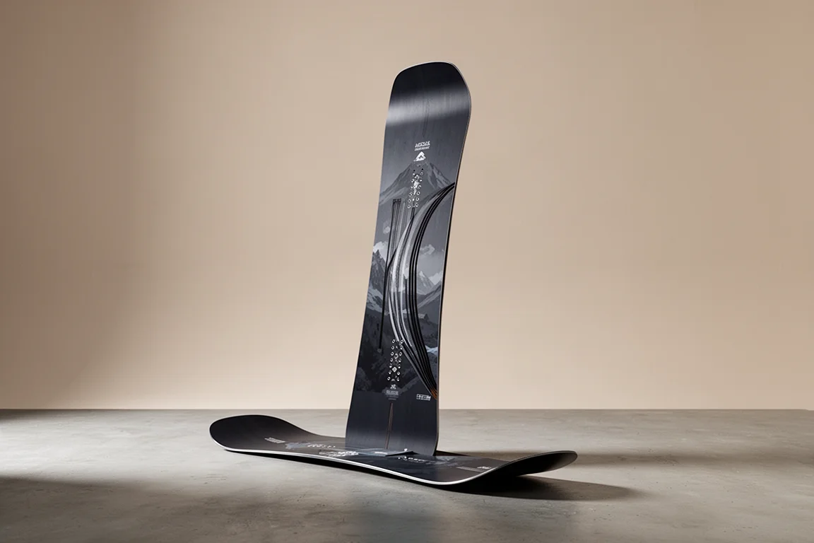Deska snowboardowa Slash Brainstorm all-mountain ustawiona pionowo na betonowej powierzchni