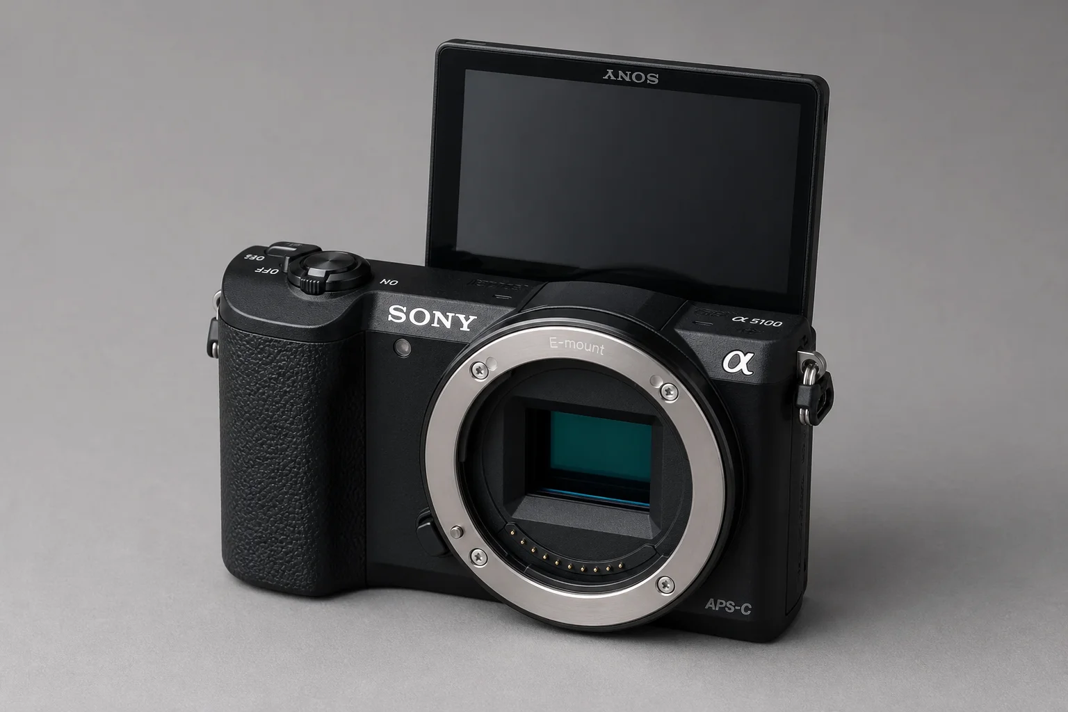 콘크리트 바닥 위에 렌즈가 장착된 세 대의 Sony 미러리스 카메라가 놓여 있는 모습