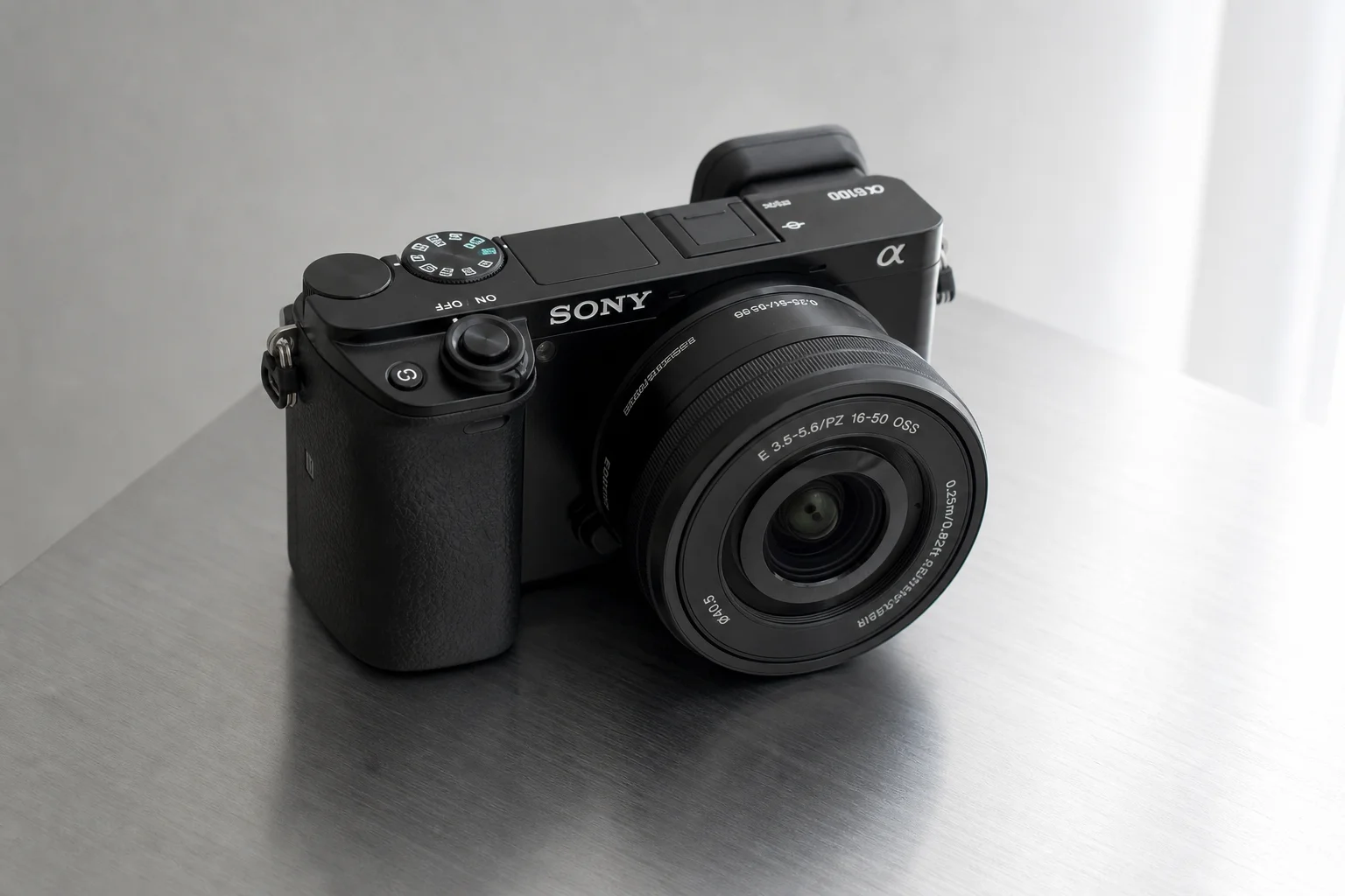 五台 Sony APS-C 相機排列在水泥表面上