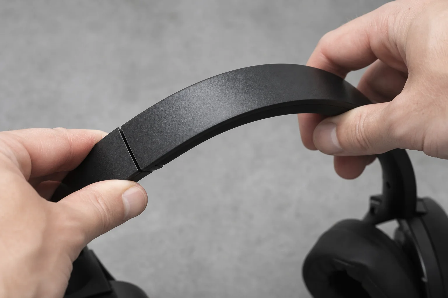 Gros plan sur l'arceau du casque montrant la construction en plastique et la flexibilité