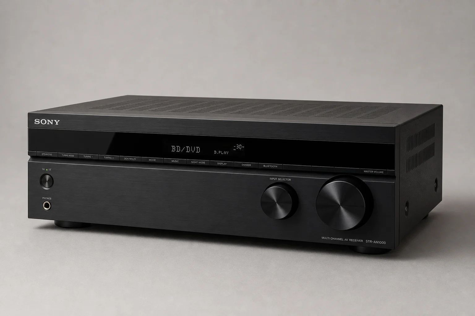 Tre sintoamplificatori AV: Yamaha RX-A2A, Sony STR-AN1000 e Denon AVR-X2800H su una superficie in cemento