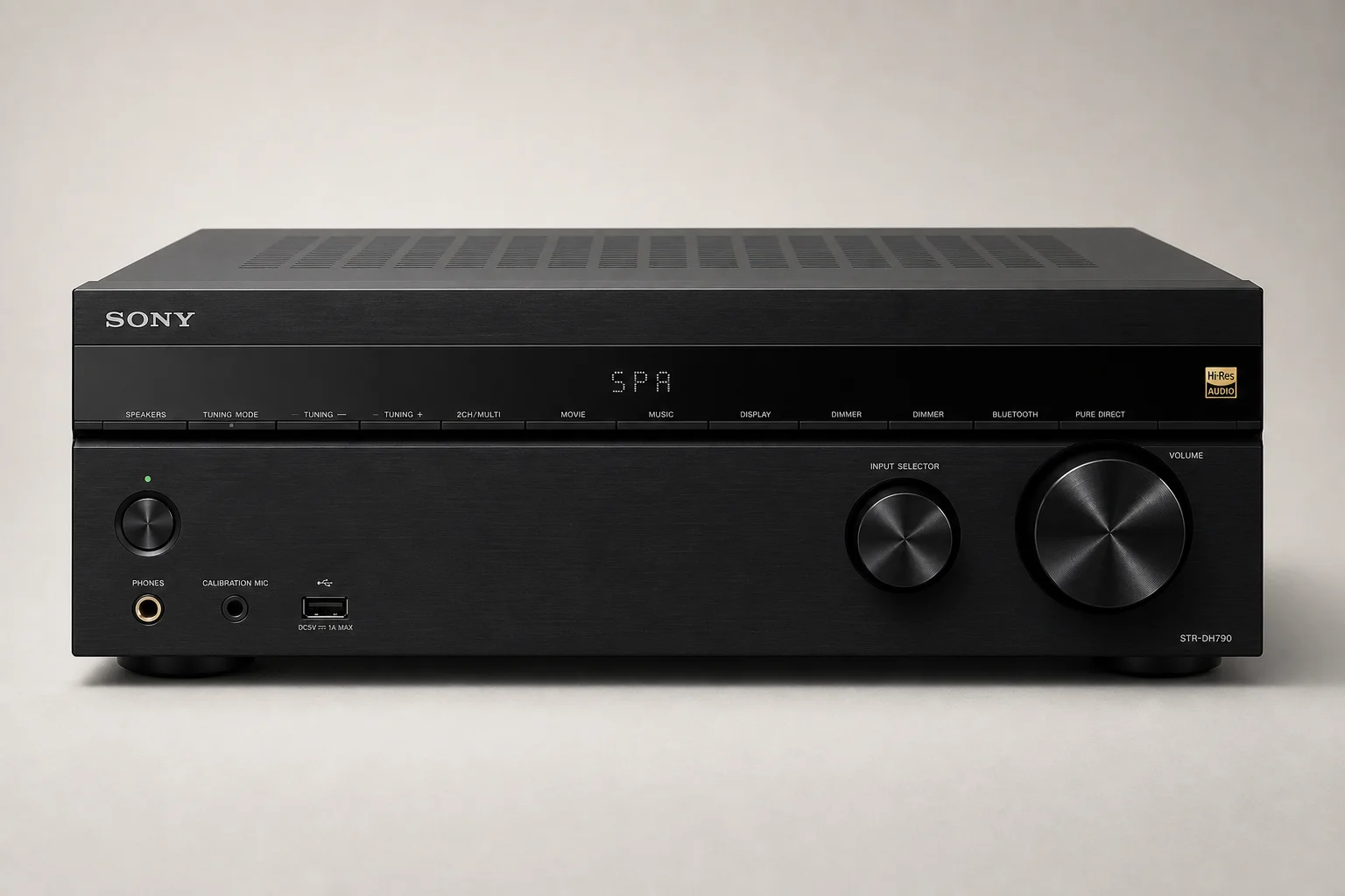 4K Blu-ray-Player und moderner Fernseher auf einem Metallregal bei sanfter Studiobeleuchtung
