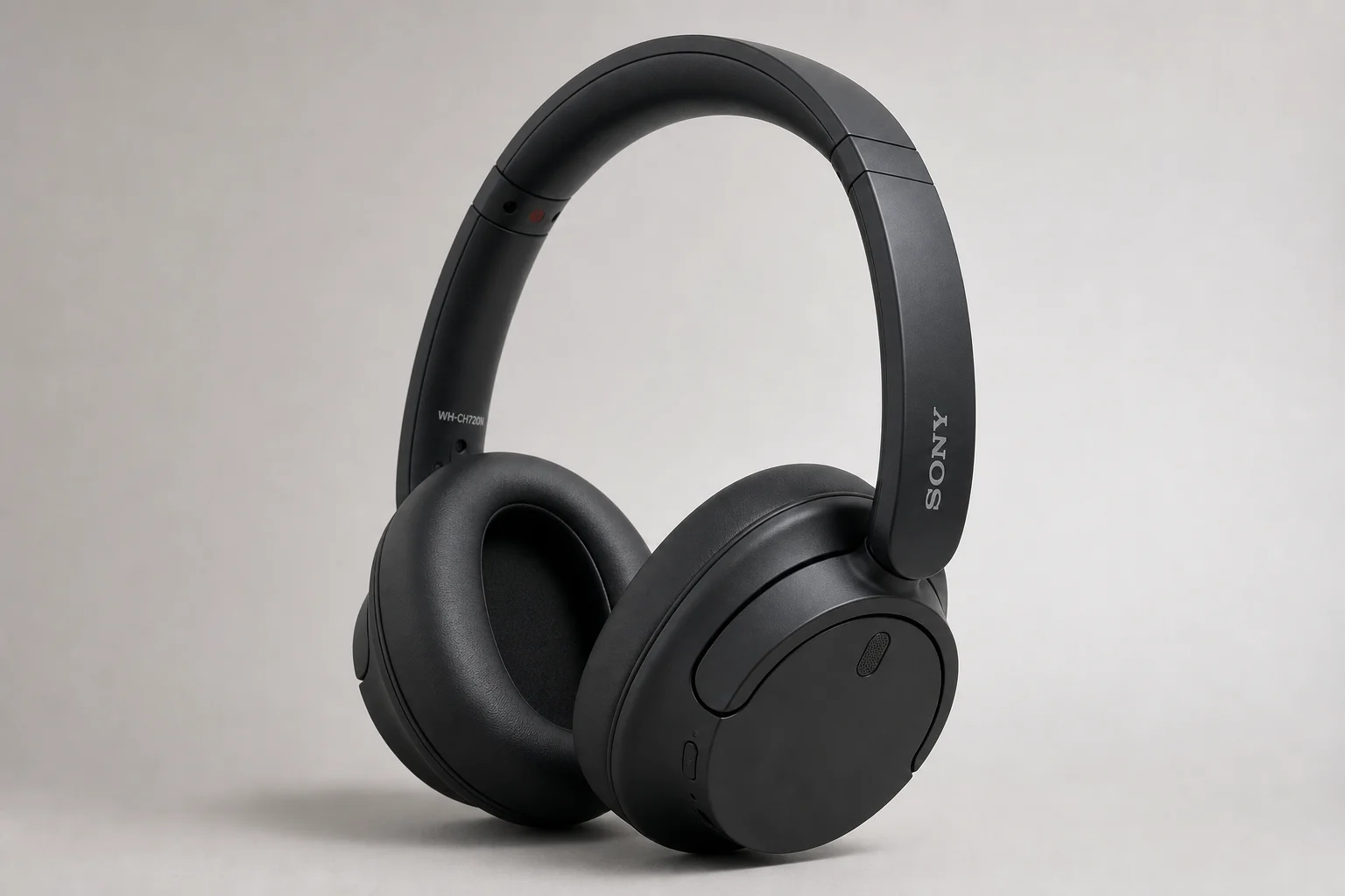 Trois modèles de casques Sony disposés par gamme de prix sur une surface en béton