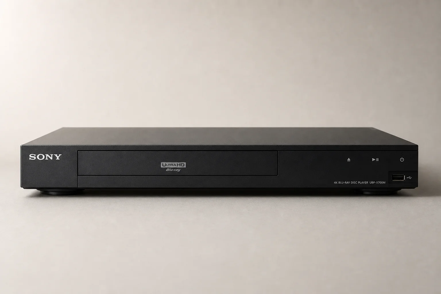 4K Blu-ray-Player und moderner Fernseher auf einem Metallregal bei weicher Studiobeleuchtung