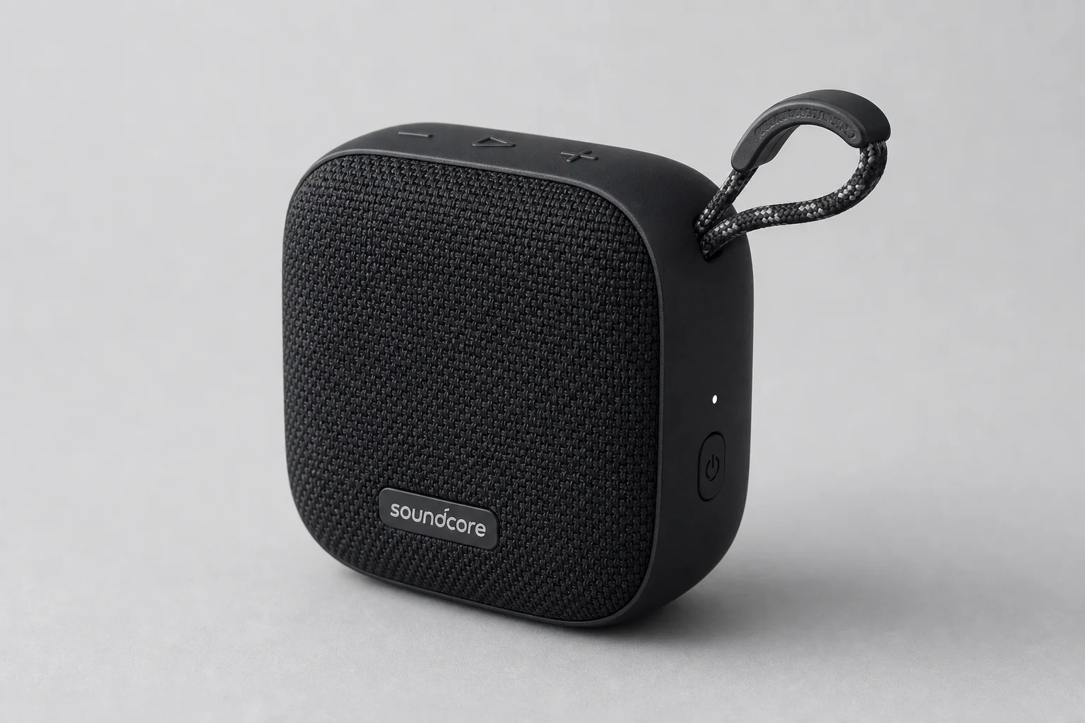 五台 Sony Bluetooth 揚聲器排列在混凝土表面上