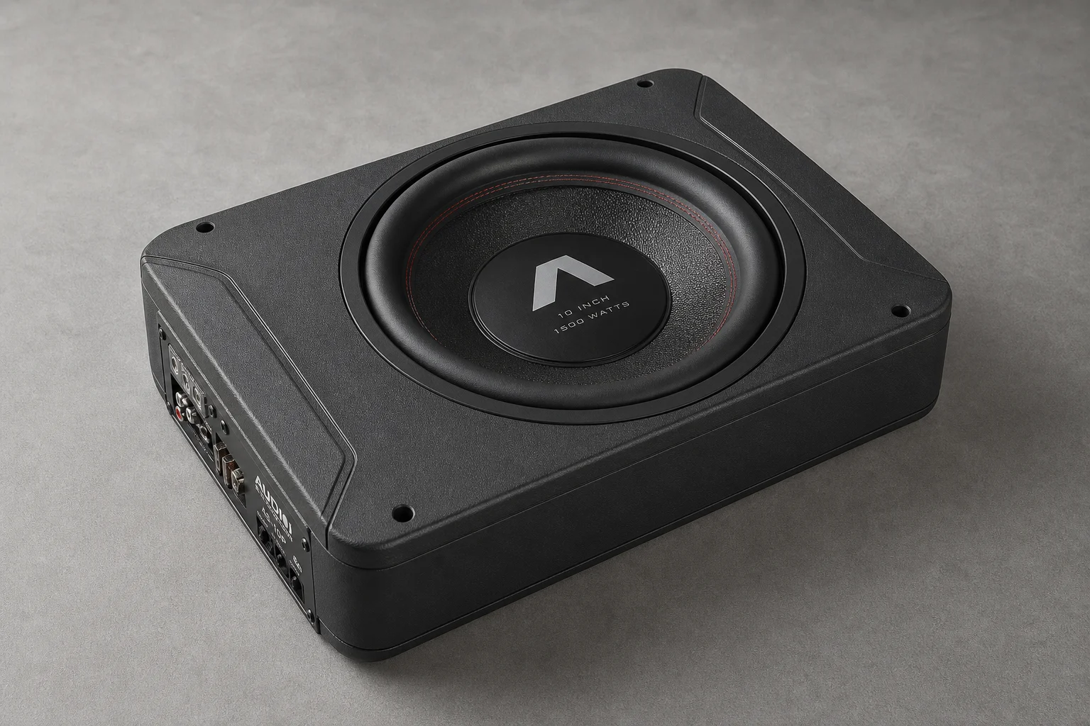Seis subwoofers para debajo del asiento de diferentes tamaños dispuestos sobre una superficie de hormigón