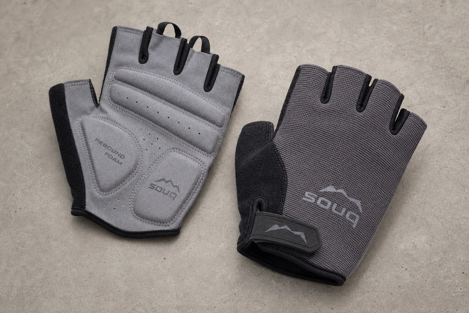 Fünf Mountainbike-Handschuhe in verschiedenen Stilen, angeordnet auf einer Betonoberfläche