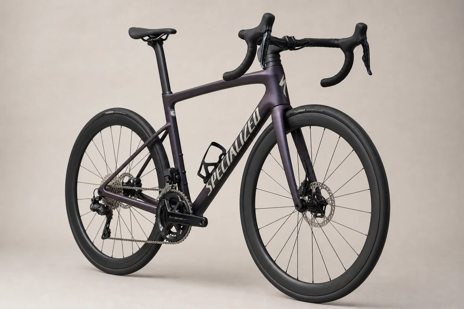 Mehrere Allroad-Bikes vor neutralem Hintergrund, die verschiedene Rahmenmaterialien und Designs zeigen