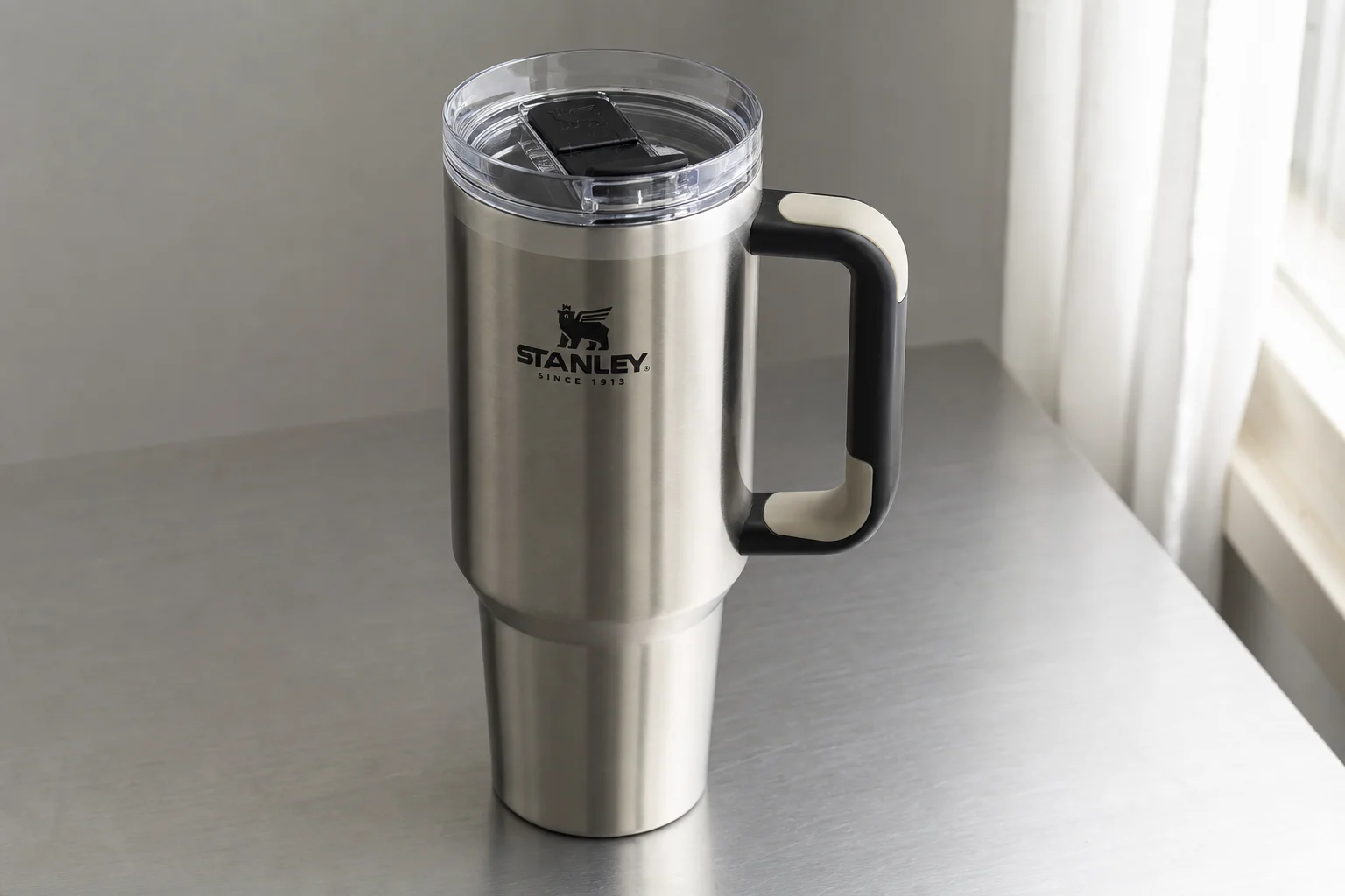 Cinq tasses de voyage disposées par ordre de classement sur une surface en béton