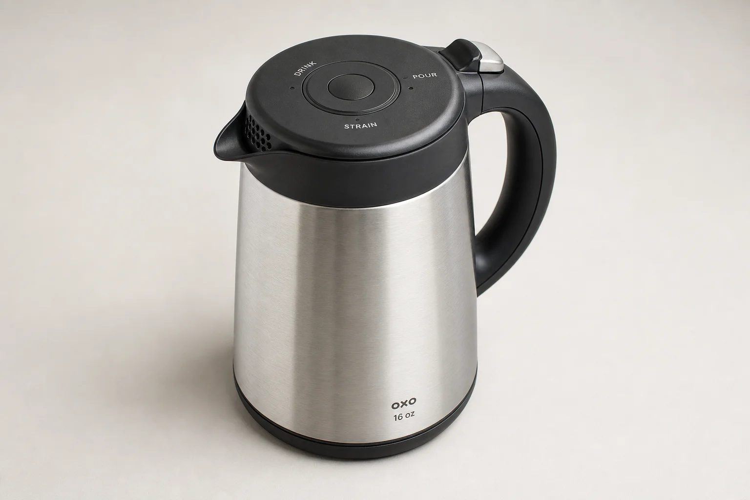 コンクリートの上に並べられた4つのキャンプ用快適製品：電気ケトル、マグネット式食器、キャンバスチェア、プロパンガス給湯器